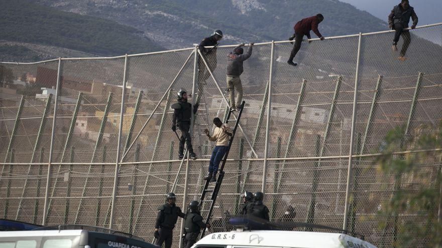 Imagen de archivo de un salto en la valla de Melilla en 2014 