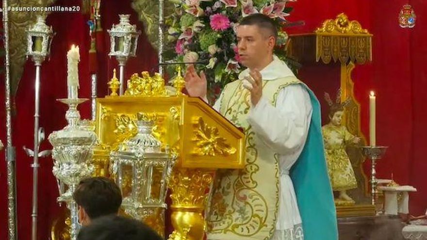 "Aberración" y "colmo del absurdo": un cura critica la transexualidad durante una homilía en un pueblo de Sevilla