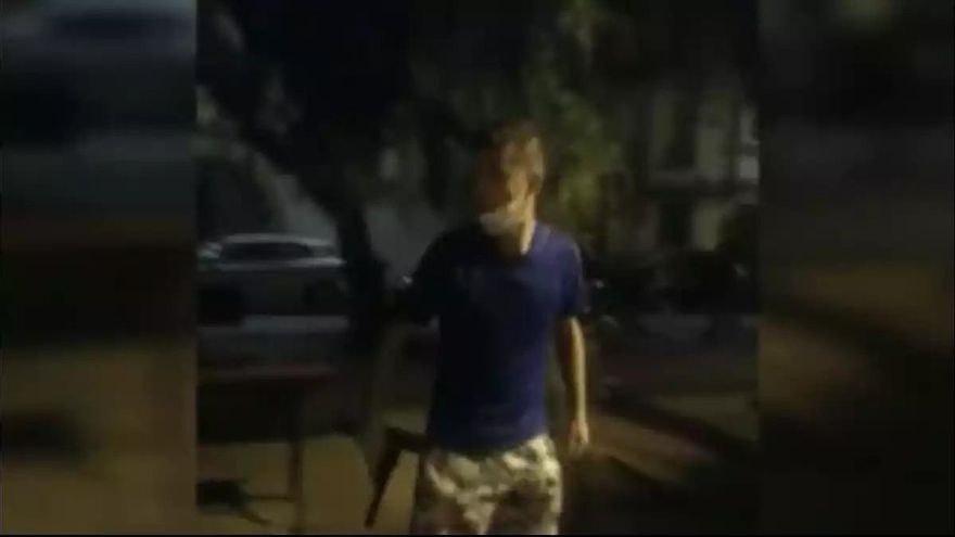 "A mí no me vaciláis, rojas de mierda": un hombre amenaza con una pistola simulada a las asistentes a un acto feminista en Castelló