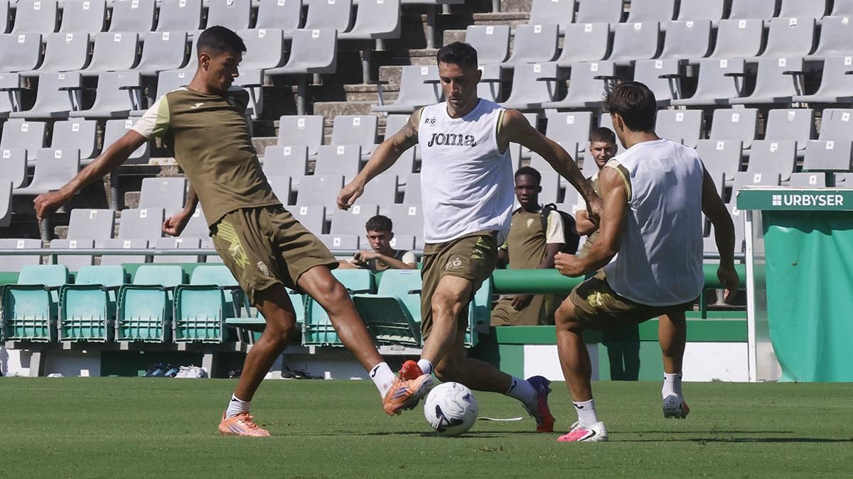 Entrenamiento del Córdoba a puerta abierta para la afición
