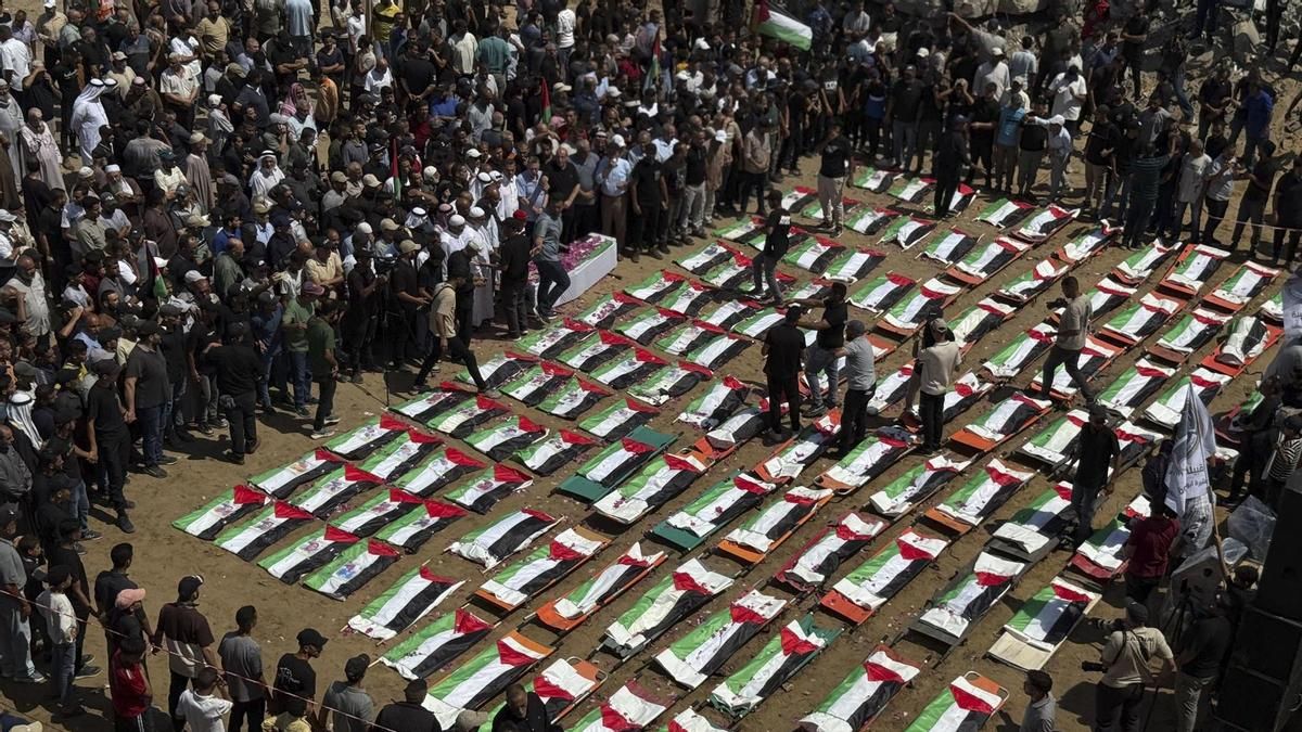 Funeral de 112 víctimas de un bombardeo israelí de 2023, cuyos cuerpos fueron recuperados esta semana y enterrados en Gaza.