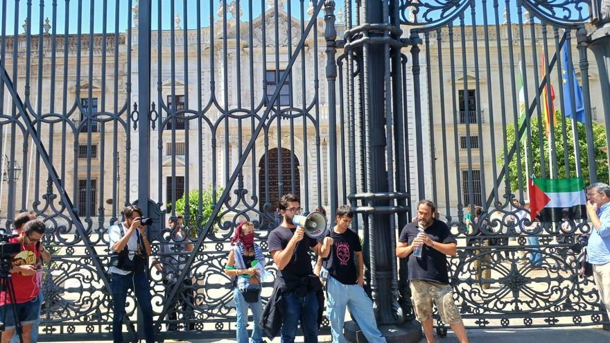 Estudiantes y profesores propalestinos de Sevilla exigen la dimisión del rector: "¡No más violencia, queremos diálogo!"