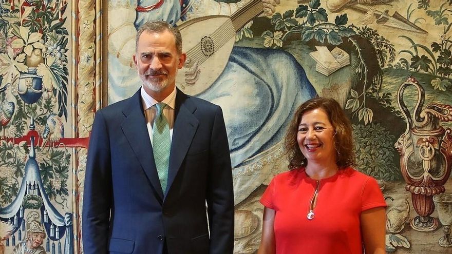 El rey Felipe VI y la presidenta del Congreso, Francina Armengol en una imagen de archivo