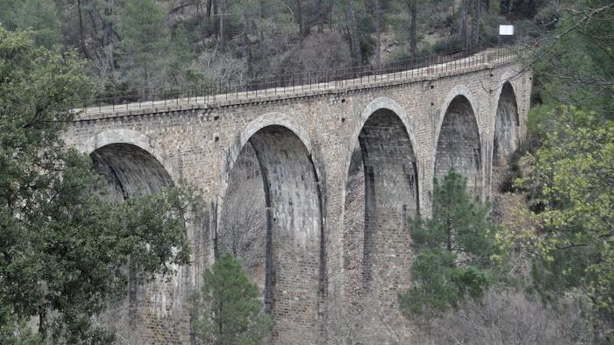 Una de las rutas por las que ya no se puede ir desde Minas del Horcajo es este viaducto comprado por los propietarios de La Garganta y actualmente cerrado. Conchi cuenta que antes se podía pasear pero tras cerrarse, anunciaron obras que "nunca han llegado a realizarse"