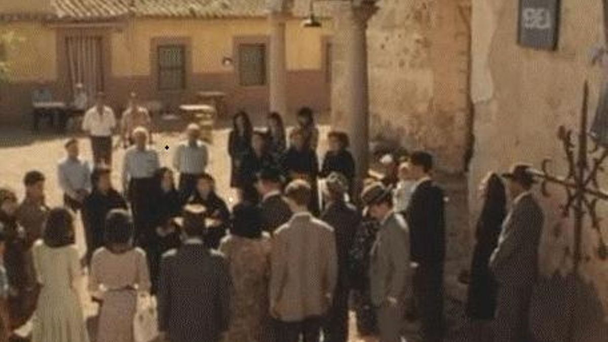 “¡Esas barbas, fuera!”: el pueblo que celebra por todo lo alto el rodaje hace 40 años de la mítica ‘El viaje a ninguna parte’