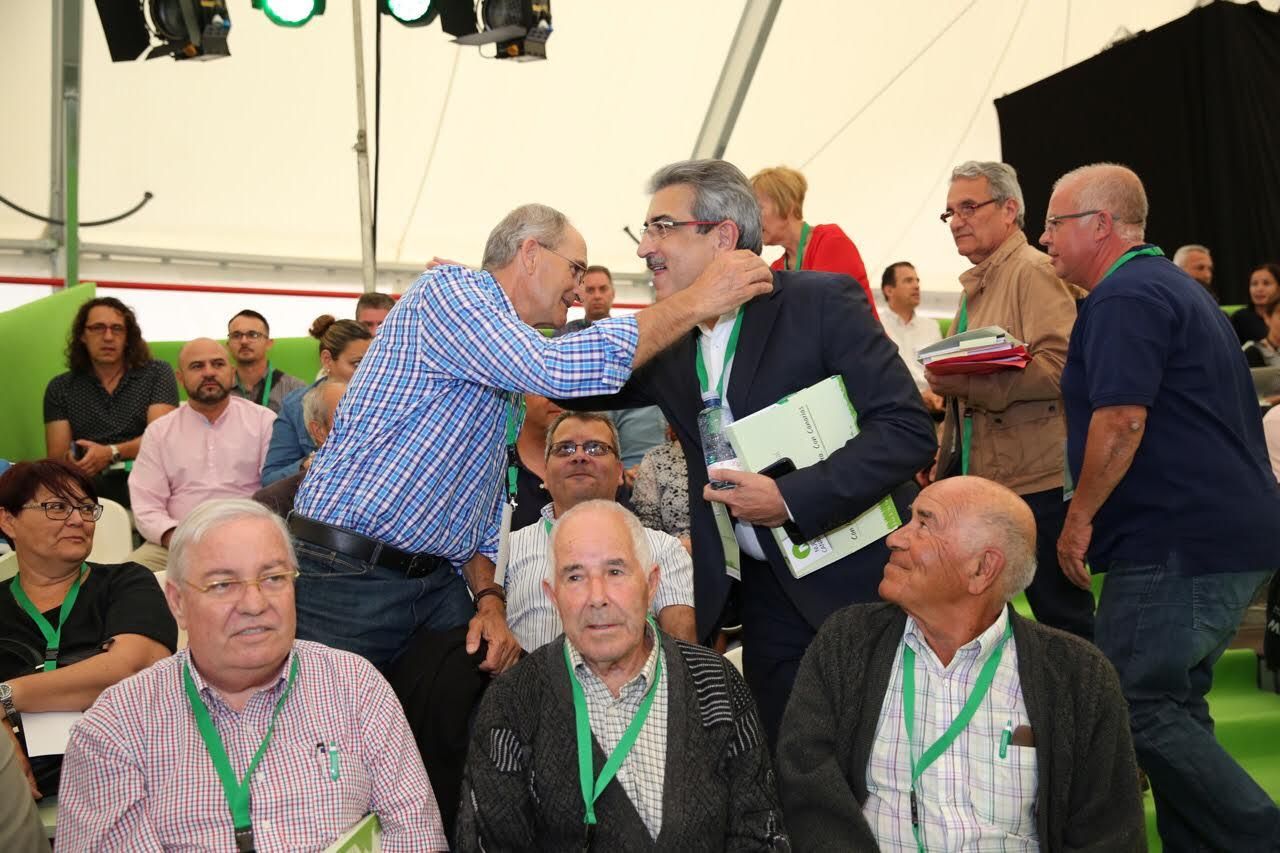Román Rodríguez saluda a un compañero de partido. (Alejandro Ramos)
