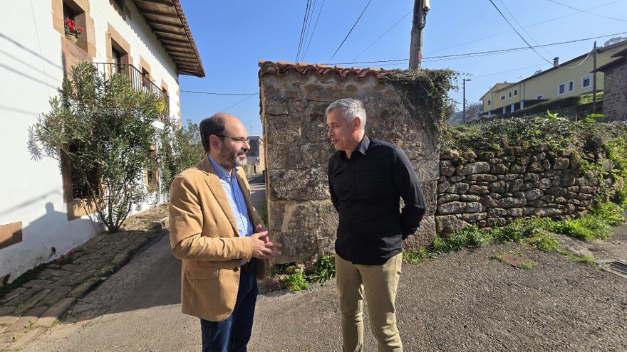 El concejal de Obras Públicas, José Luis Urraca, y el presidente de la Junta Vecinal de Viérnoles, Eduardo Trueba.