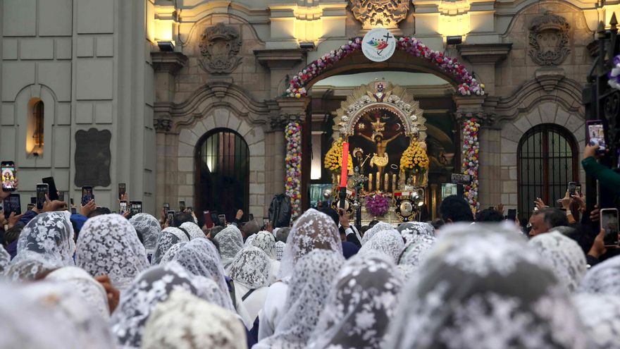 Miles de personas llenan las calles de Lima para venerar al Señor de los Milagros