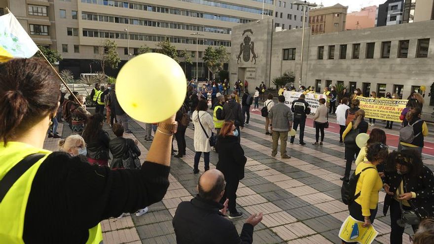 El Gobierno tiende la mano a los trabajadores temporales e interinos en el primer día de huelga de este colectivo