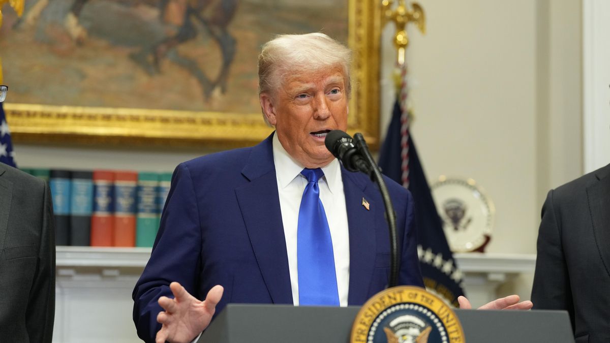 Fotografía de archivo del presidente de EE.UU., Donald J. Trump (C). EFE/EPA/CHRIS KLEPONIS / POOL