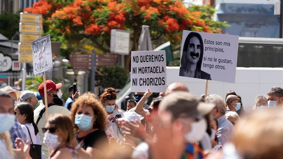 La moción de censura en Santa Cruz de Tenerife, en imágenes