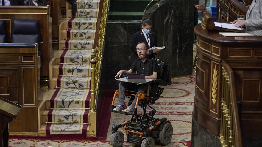 El portavoz de Unidas Podemos en el Congreso, Pablo Echenique, en una sesión plenaria en el Congreso de los Diputados, a 26 de abril de 2022, en Madrid (España).