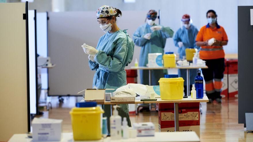 Una profesional sanitaria en el dispositivo de vacunación masiva frente a la COVID en Santander.
