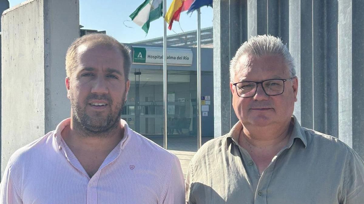 Carlos Muñoz y Esteban Morales, ante el Hospital de Palma del Río.
