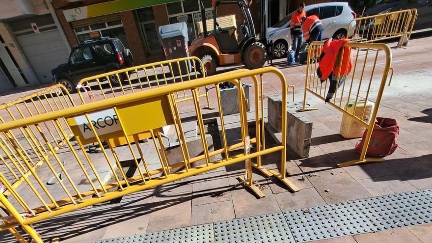 Reparan partes del nuevo pavimento de Padre Isla por roturas de las baldosas