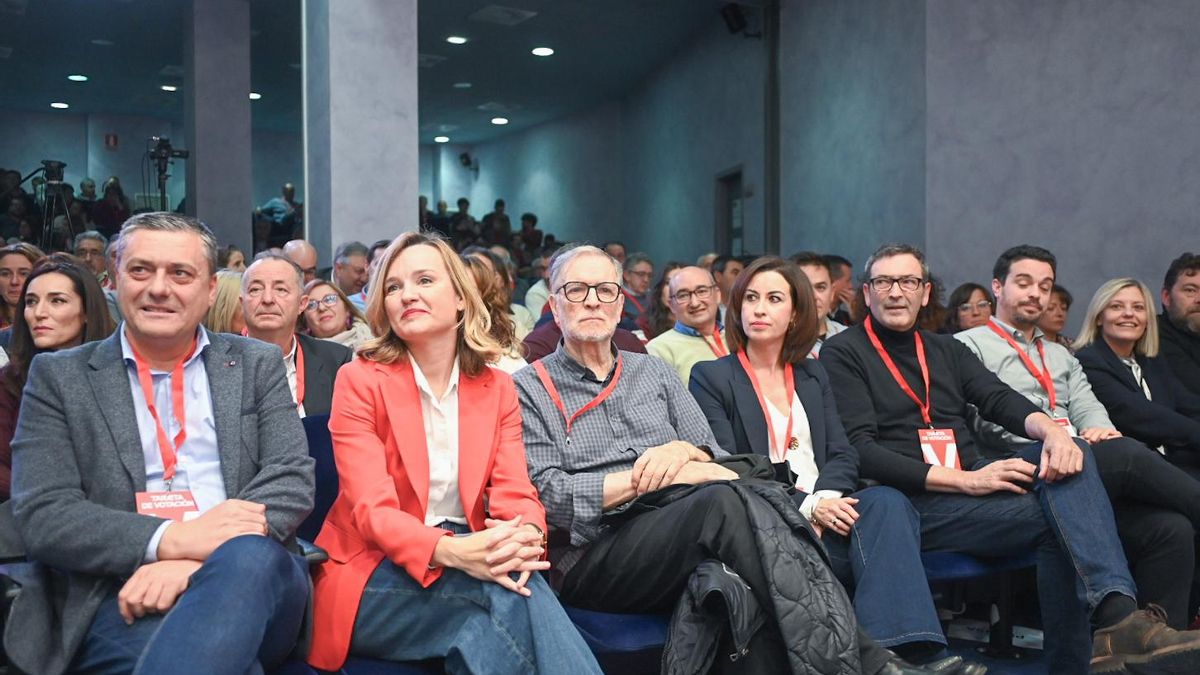 Pilar Alegría, entre Fernando Sabés y Marcelino Iglesias, este viernes en el Comité Regional del PSOE, en Zaragoza.