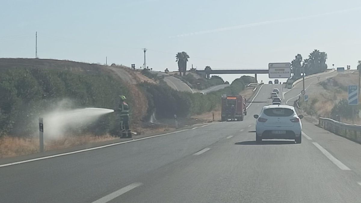 Retenciones en la A-4 por un incendio en la vegetación de la mediana