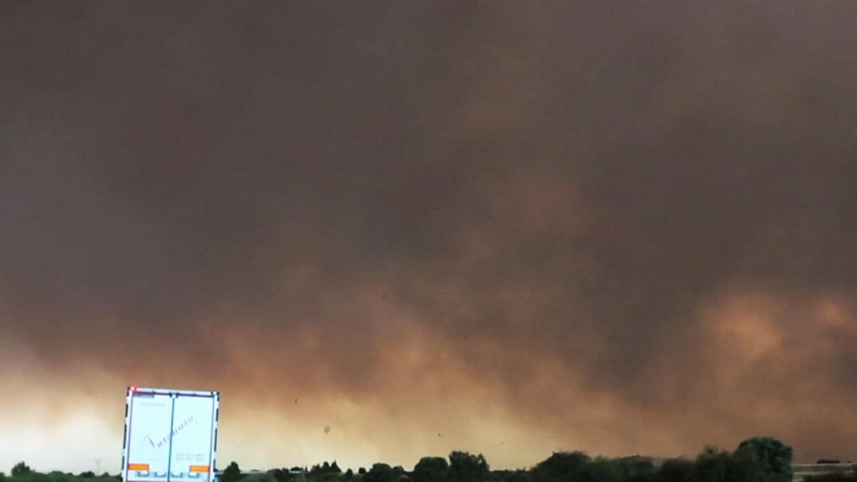 Incendio en el Sur de León al extenderse el de La Carballeda de Zamora.