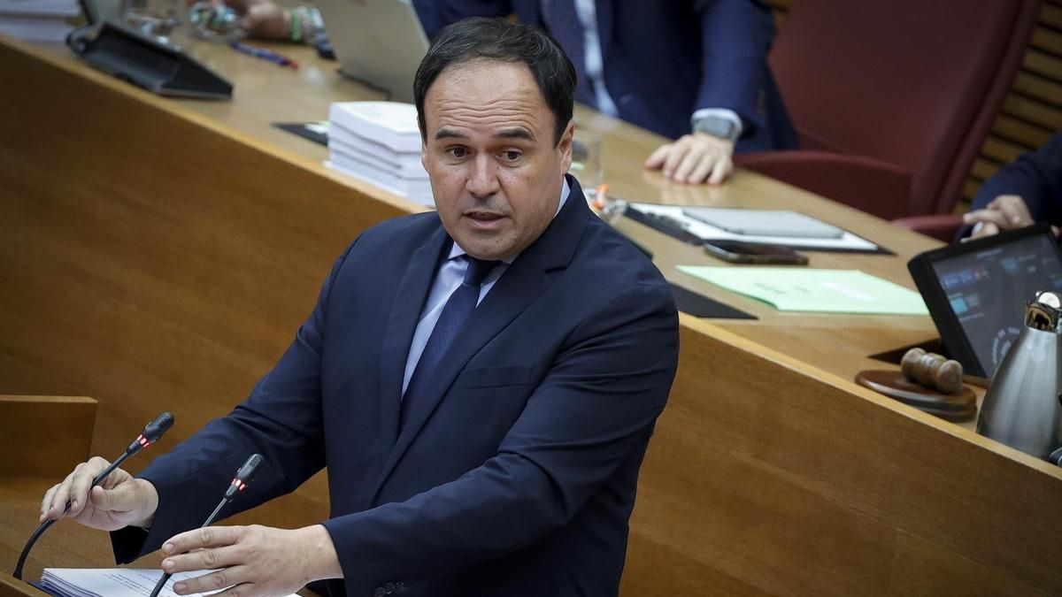 Pérez Llorca se reivindica en las Corts con 50 anuncios con costes millonarios al tiempo que renuncia a la financiación