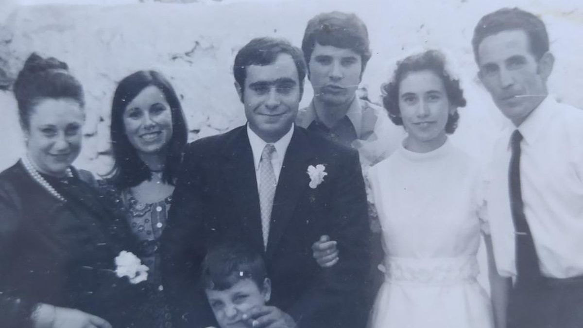 José Morella (padre) y Carmen Miranda, los padres del escritor, junto a sus familiares en el día de su boda, hacia 1969-1970.