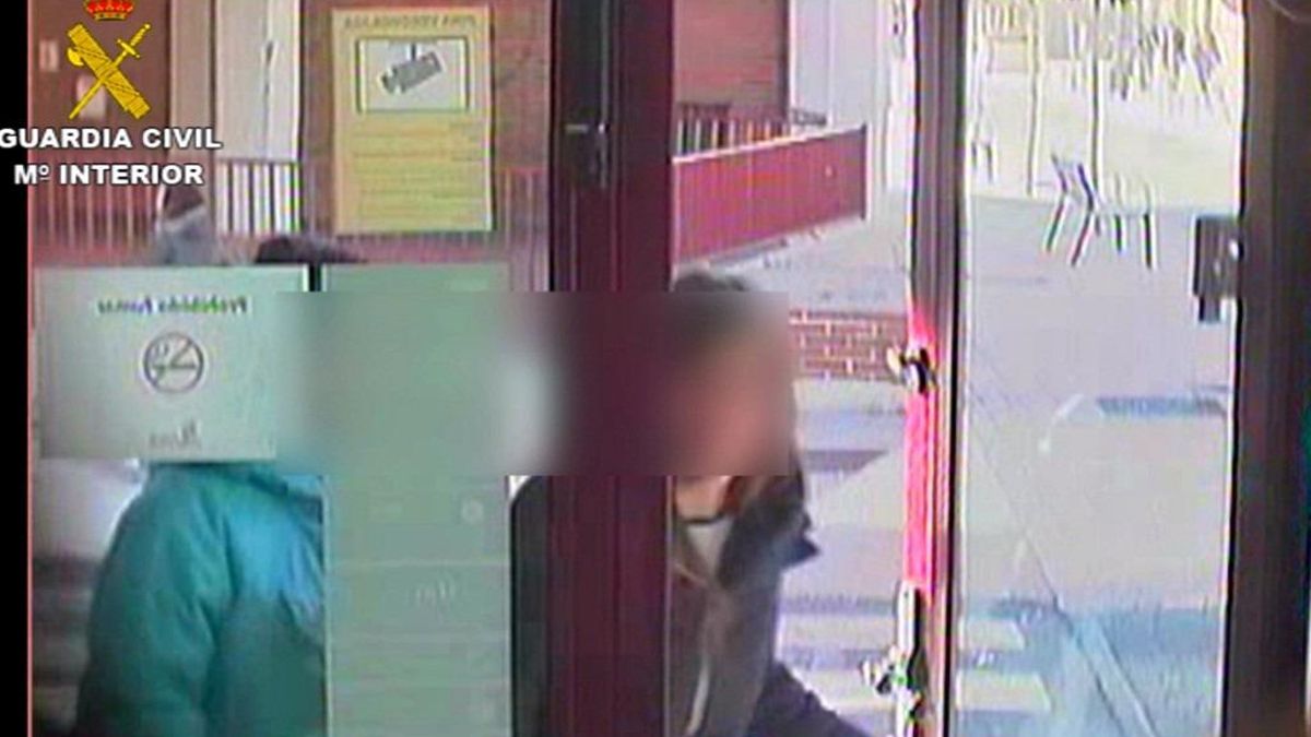 La acusada de drogar a siete personas para robarles dinero que después apostaba online, entrando al cajero con una víctima.