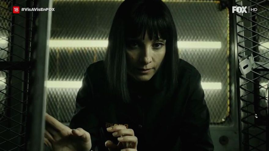 Zulema abre la puerta del autobús