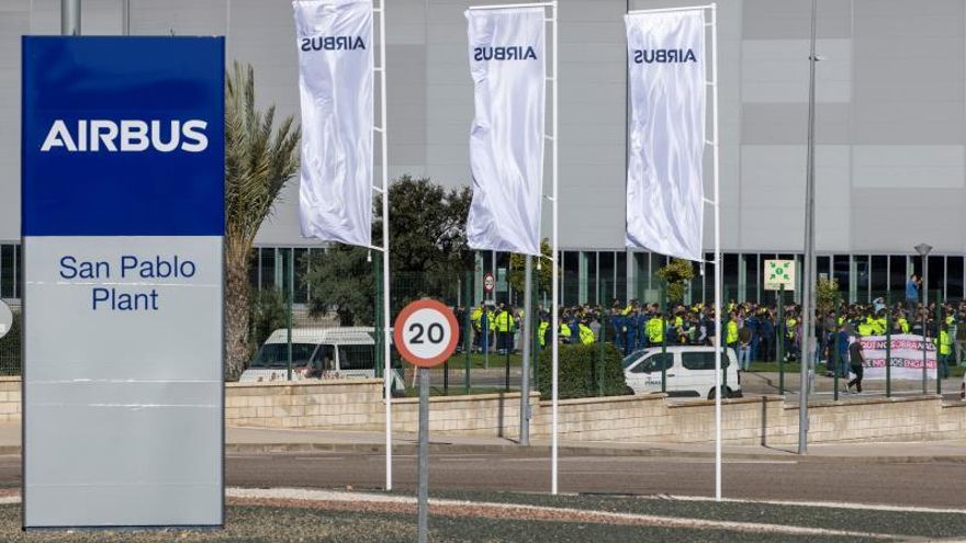 El consorcio aeroespacial europeo Airbus ha anunciado su intención de reanudar mañana, lunes, la actividad de la decena de sus factorías en España (entre ellas en Madrid), paralizada "temporalmente" desde el pasado martes para implementar en ellas medidas de prevención contra la epidemia del coronavirus, a pesar del rechazo de los sindicatos, que abogan por un reapertura "escalonada". EFE/Julio Muñoz/Archivo