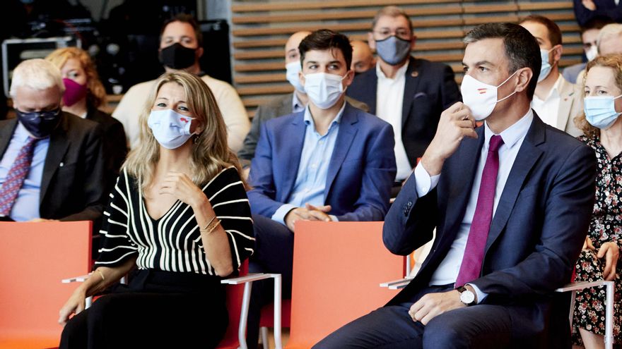 La vicepresidenta segunda del Gobierno y ministra de Trabajo, Yolanda Díaz, y el presidente del Gobierno, Pedro Sánchez, en la inauguración de la jornada ‘Diálogos sobre el Futuro del Trabajo’ en el Centro Botín, a 27 de septiembre de 2021, en Santander, Cantabria, (España).