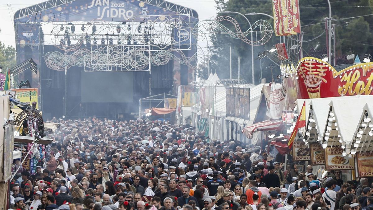 Una multitud junto al escenario preparado en la Pradera durante la celebración de San Isidro, el 15 de mayo de 2026