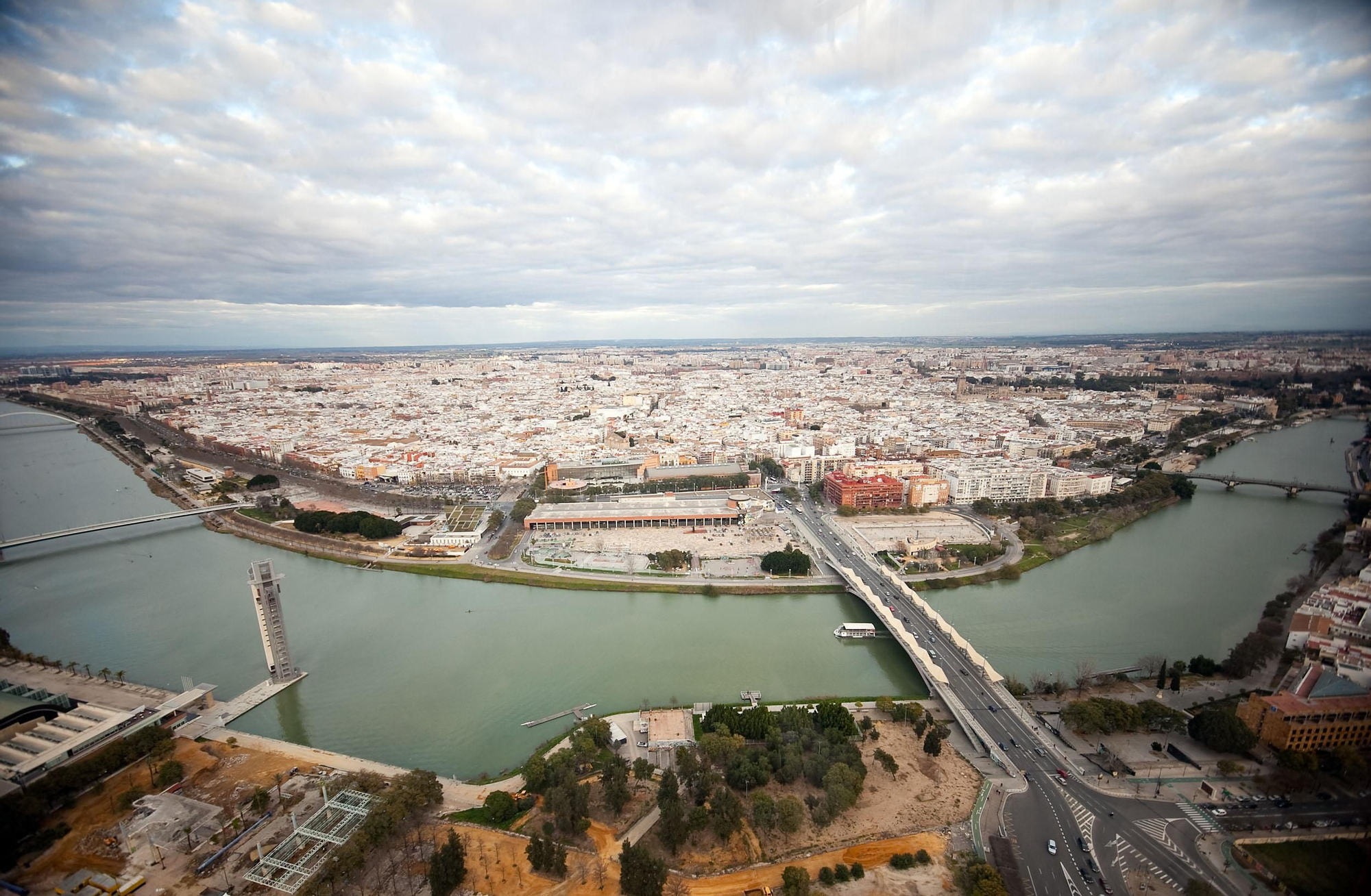 El edificio más alto de Andalucía, Torre Sevilla, permite ver toda la ciudad desde su casi 180 metros (Foto: Luis Serrano).