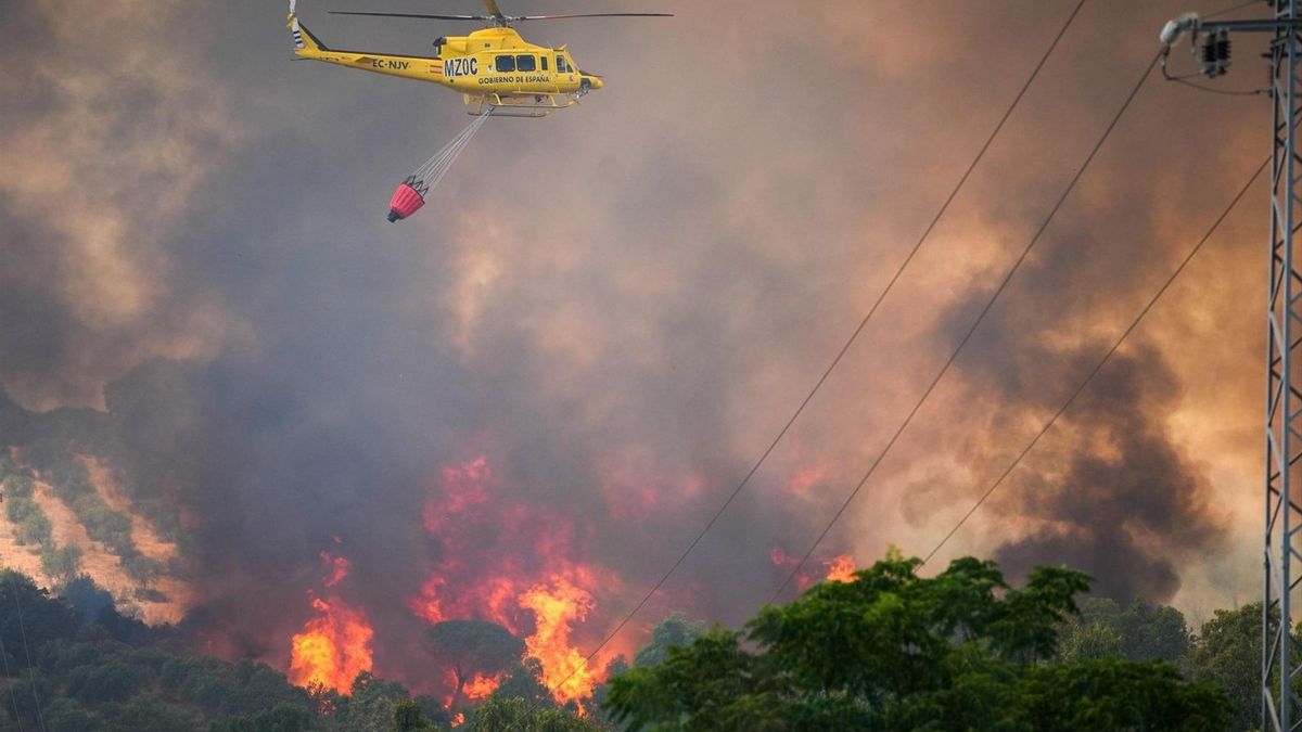 Más de 400 efectivos y 25 medios aéreos combaten el fuego en