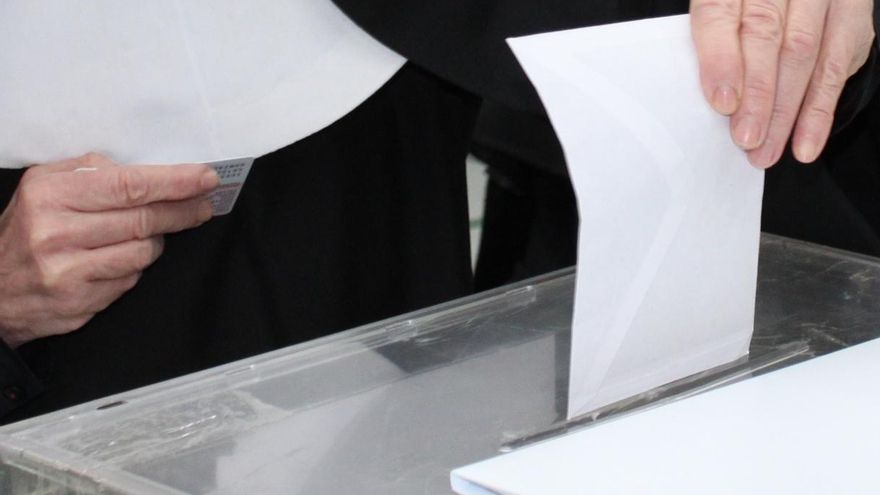 El Gobierno apunta a las juntas electorales como responsables de excluir el gallego en las actas de los concejales