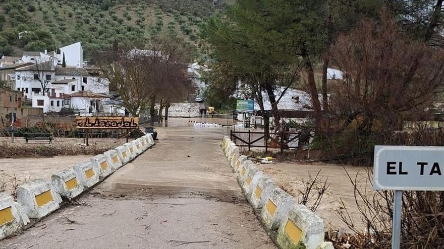 Desalojan 14 viviendas en Priego y Baena, y evacuan a cuatro personas en Fuente Tójar