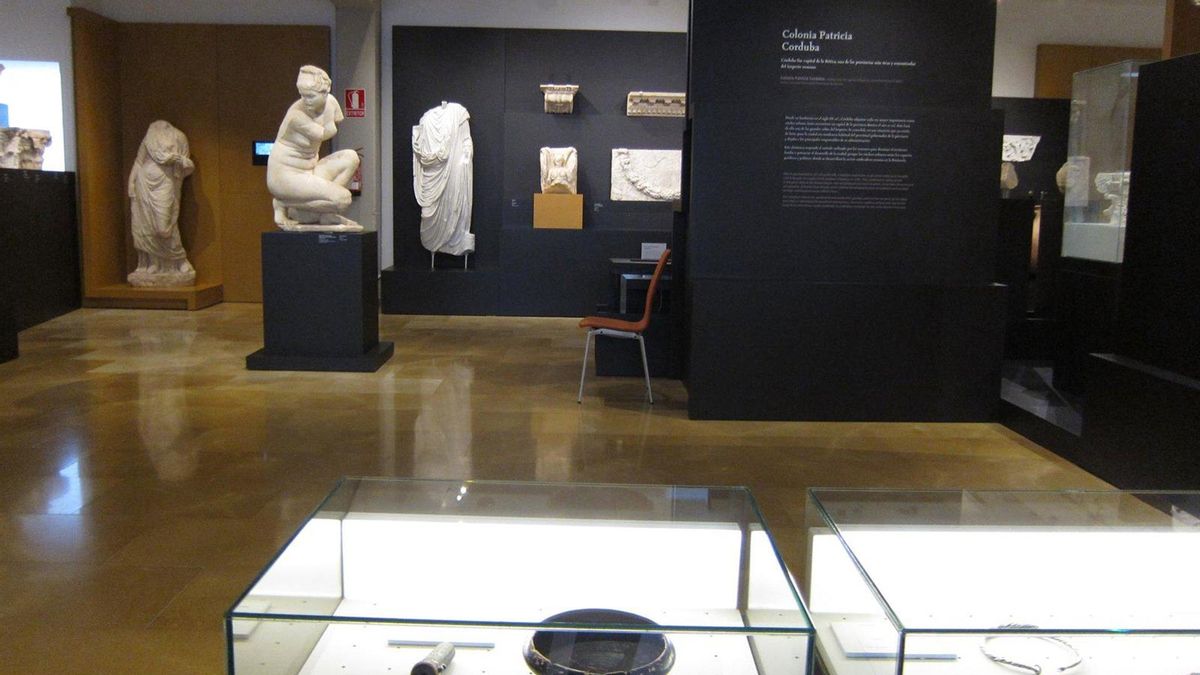 Los comisarios de la exposición '8 mosaicos, 8 historias' presentan el catálogo en el Arqueológico