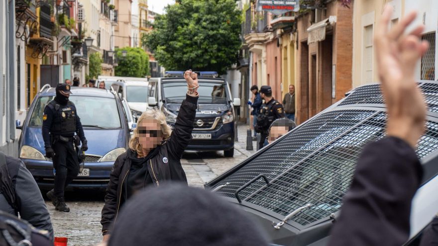 "La ley de vivienda es una puta mierda": desahucian a Cristina y a su hija menor, las últimas vecinas de su edificio en Sevilla