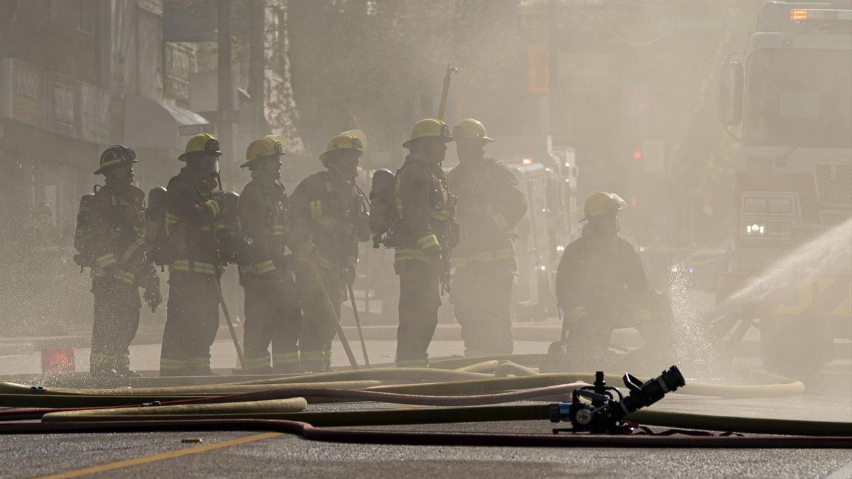 Un grave incendio en una base militar canadiense de Alberta causa muertos y heridos