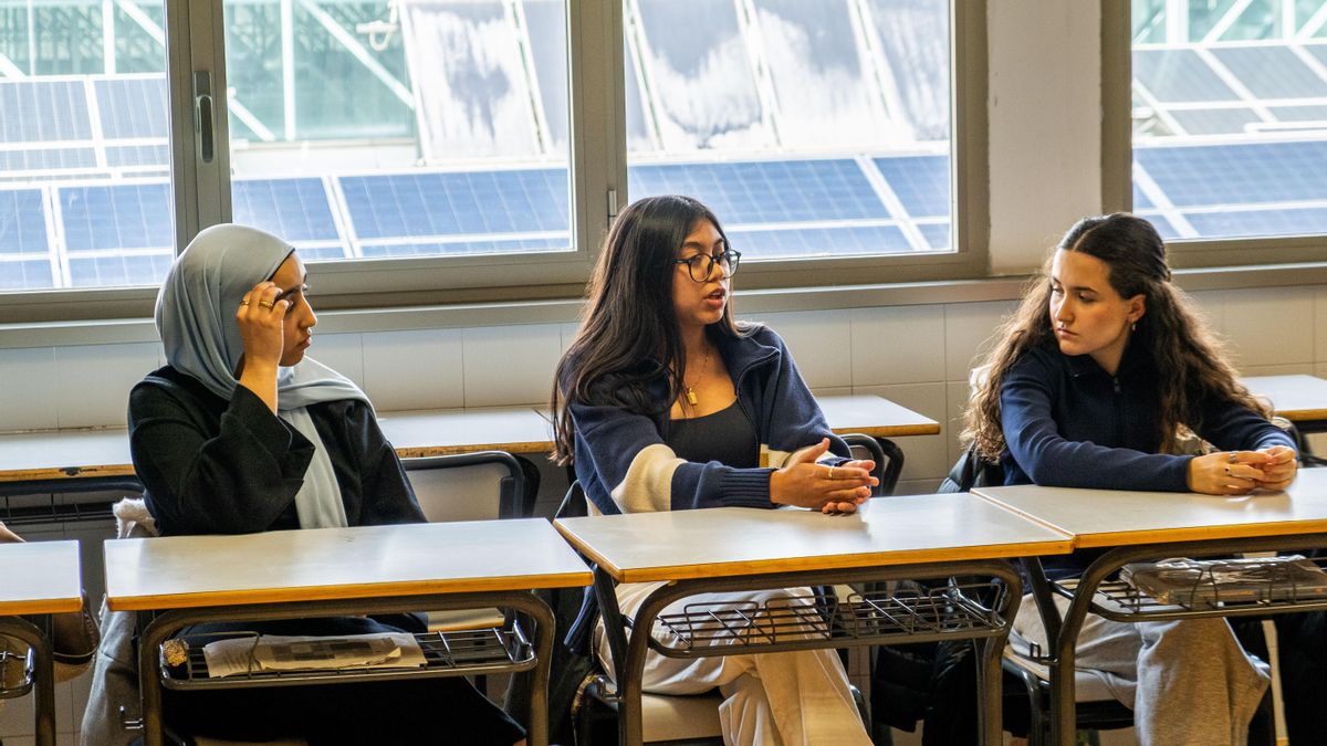 Linda interviene ante la atenta mirada de sus compañeras Aya (izquierda de la imagen) y Ángela (derecha de la imagen)