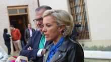 La exconsejera Adela Martínez-Cachá en una rueda de prensa