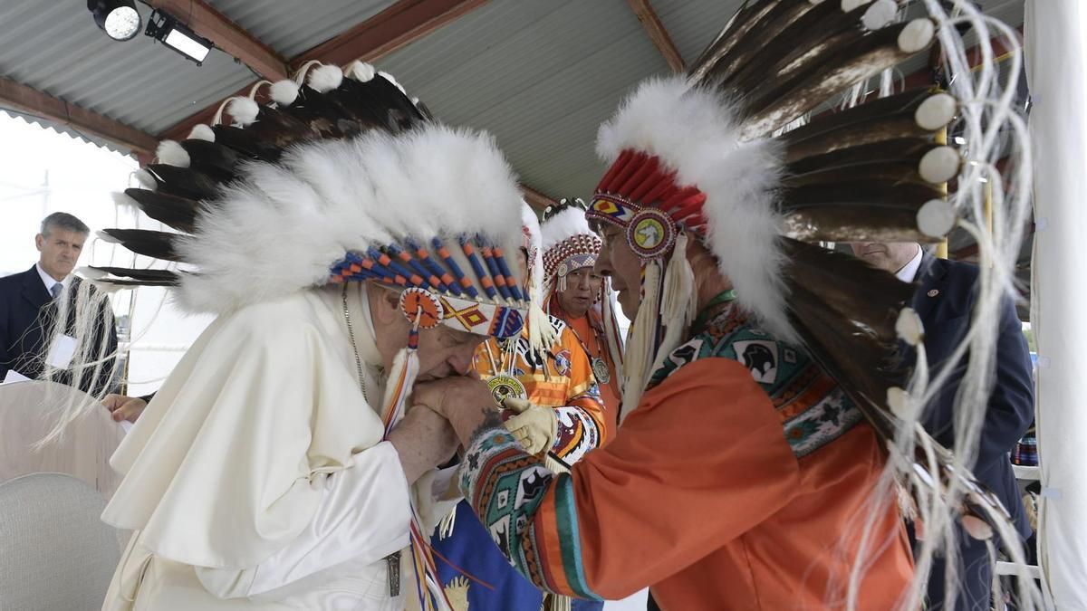 El papa Francisco durante una reunión con indígenas en el cementerio de Maskwacis, en Edmonton, Canadá, el 25 de julio de 2022. El pontífice pidió perdón por "el mal que los cristianos hicieron a los indígenas"