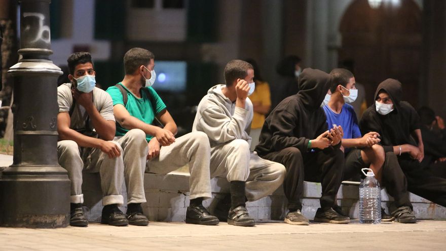 Migrantes esperando más de seis horas en la calle para ser alojados. (ALEJANDRO RAMOS)