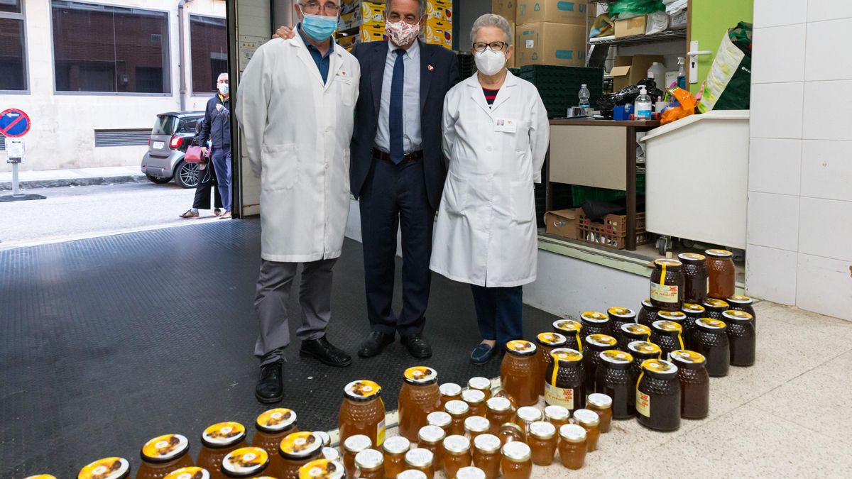 El Presidente De Cantabria, Miguel Ángel Revilla, Entrega A La Cocina Económica Los 67 Kilos De Miel Del Premio 'Su Peso En Miel' Recibido En La Feria Apícola De Campoo De Yuso
