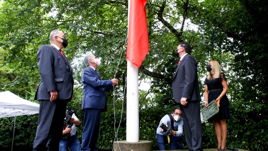 Izado de la bandera en el acto conmemorativo del Día de las Instituciones.