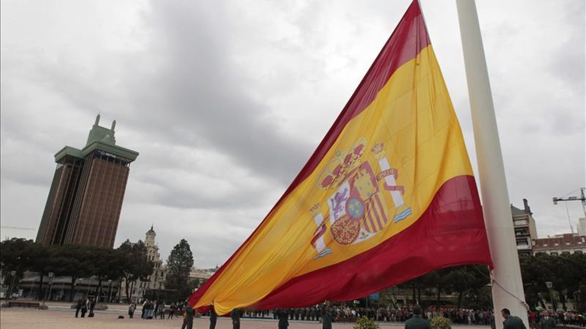La bandera gigante de España en Colón, hecha jirones una semana después de ser cambiada