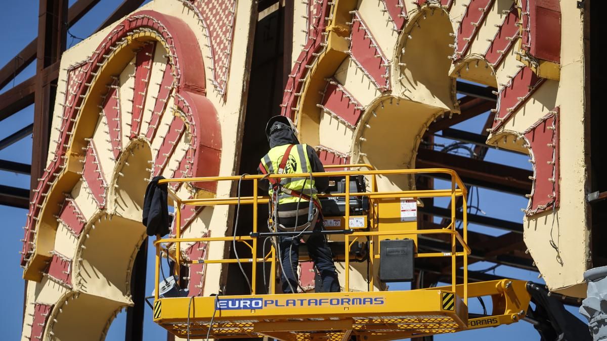 Comienza el montaje de la portada de la feria 2026