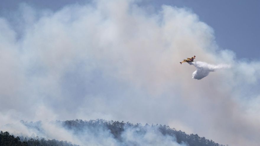 Un hidroavión participa en las labores de extinción del incendio declarado esta mañana en el Barranco de Chajaña, en el municipio tinerfeño de Arico
