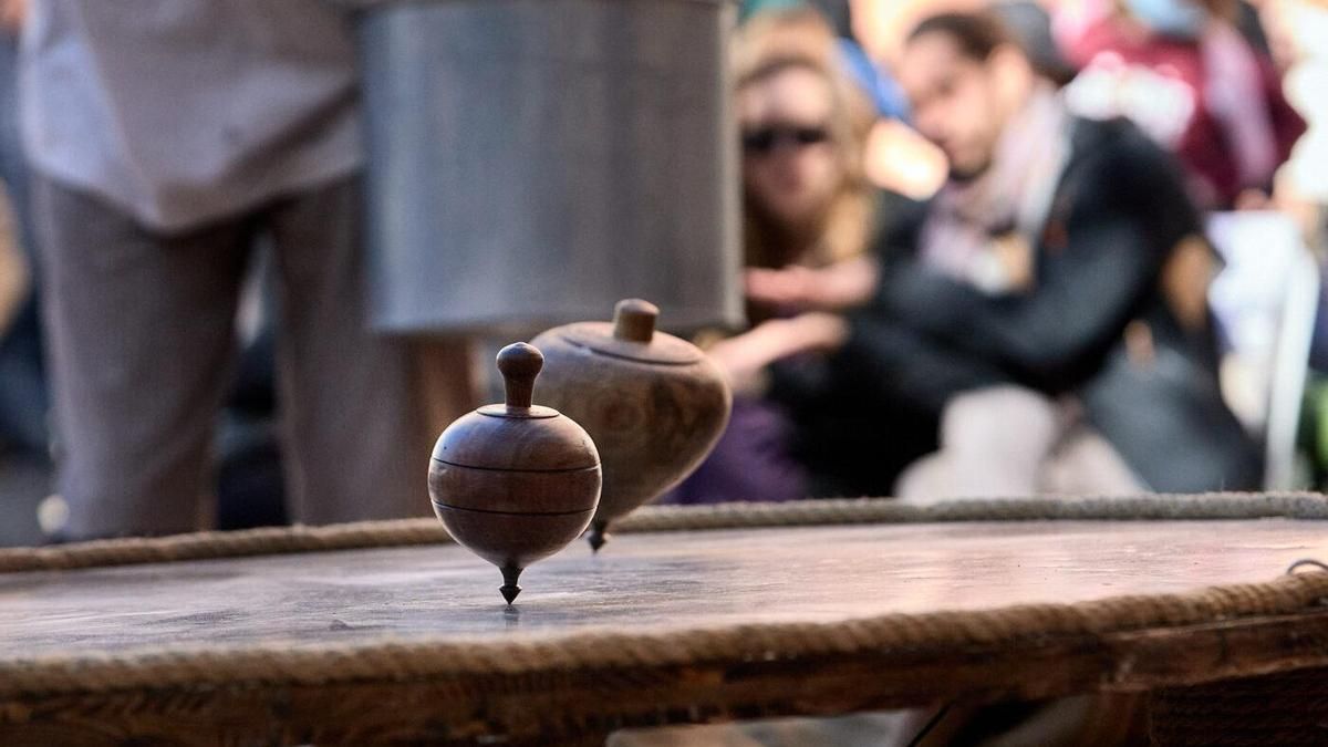 Guillem Vizcaíno y su espectáculo de peonza 'POI' abrirán el festival Tropos en Cerezales del Condado