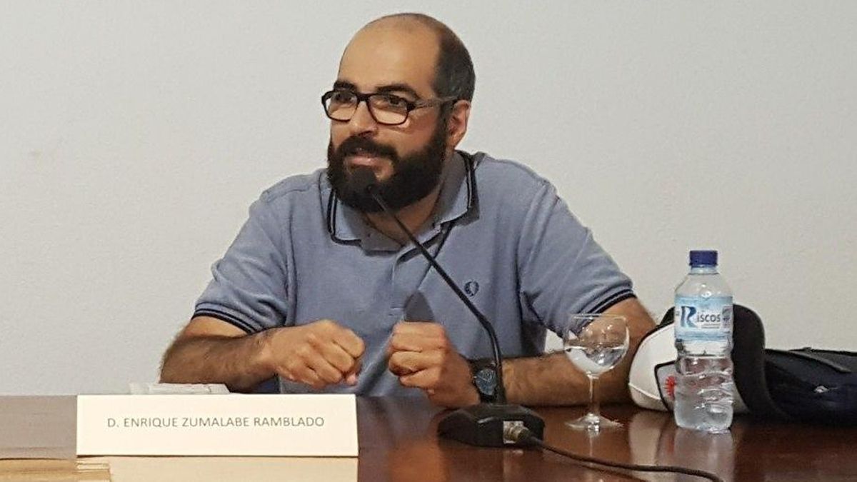 El poeta Enrique Zumalabe.