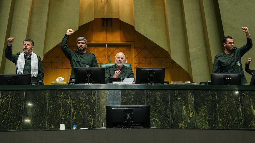 Una foto proporcionada por la Agencia de Noticias de la Asamblea Consultiva Islámica (ICANA) muestra al presidente del parlamento iraní, Mohammad Bagher Ghalibaf (C), junto con otros legisladores vestidos con uniformes del Cuerpo de la Guardia Revolucionaria Islámica (CGRI) asistiendo a una sesión parlamentaria en Teherán, Irán, el 1 de febrero de 2026. El Parlamento iraní designó a las fuerzas armadas de los países europeos como "organizaciones terroristas" bajo la ley iraní, en respuesta a la decisión de la Unión Europea de incluir en la lista negra al Cuerpo de la Guardia Revolucionaria Islámica. (Terrorista, Teherán) EFE/EPA/ISLAMIC CONSULTATIVE ASSEMBLY NEWS AGENCY HANDOUT -- MANDATORY CREDIT --HANDOUT EDITORIAL USE ONLY/NO SALES