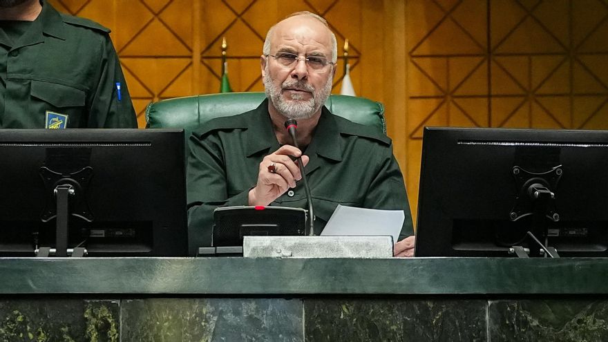 Una foto proporcionada por la Agencia de Noticias de la Asamblea Consultiva Islámica (ICANA) muestra al presidente del parlamento iraní, Mohammad Bagher Ghalibaf (C), junto con otros legisladores vestidos con uniformes del Cuerpo de la Guardia Revolucionaria Islámica (CGRI) asistiendo a una sesión parlamentaria en Teherán, Irán, el 1 de febrero de 2026. El Parlamento iraní designó a las fuerzas armadas de los países europeos como "organizaciones terroristas" bajo la ley iraní, en respuesta a la decisión de la Unión Europea de incluir en la lista negra al Cuerpo de la Guardia Revolucionaria Islámica. (Terrorista, Teherán) EFE/EPA/ISLAMIC CONSULTATIVE ASSEMBLY NEWS AGENCY HANDOUT -- MANDATORY CREDIT --HANDOUT EDITORIAL USE ONLY/NO SALES
