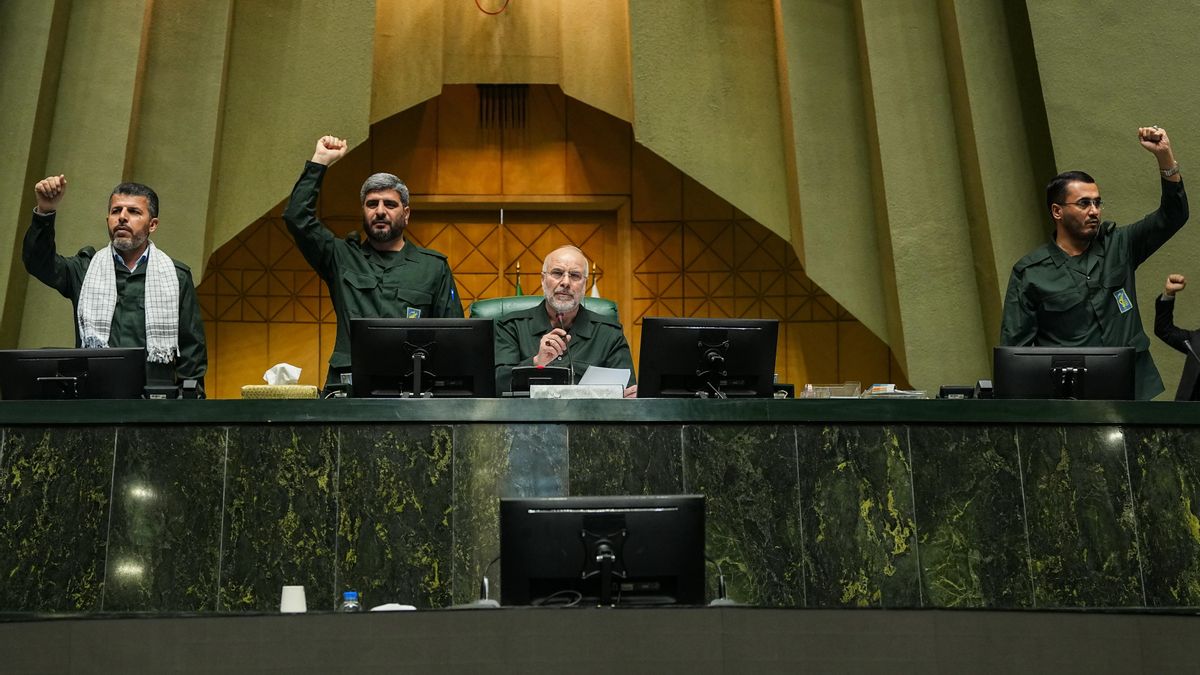 Una foto proporcionada por la Agencia de Noticias de la Asamblea Consultiva Islámica (ICANA) muestra al presidente del parlamento iraní, Mohammad Bagher Ghalibaf (C), junto con otros legisladores vestidos con uniformes del Cuerpo de la Guardia Revolucionaria Islámica (CGRI) asistiendo a una sesión parlamentaria en Teherán, Irán, el 1 de febrero de 2026. El Parlamento iraní designó a las fuerzas armadas de los países europeos como "organizaciones terroristas" bajo la ley iraní, en respuesta a la decisión de la Unión Europea de incluir en la lista negra al Cuerpo de la Guardia Revolucionaria Islámica. (Terrorista, Teherán) EFE/EPA/ISLAMIC CONSULTATIVE ASSEMBLY NEWS AGENCY HANDOUT -- MANDATORY CREDIT --HANDOUT EDITORIAL USE ONLY/NO SALES